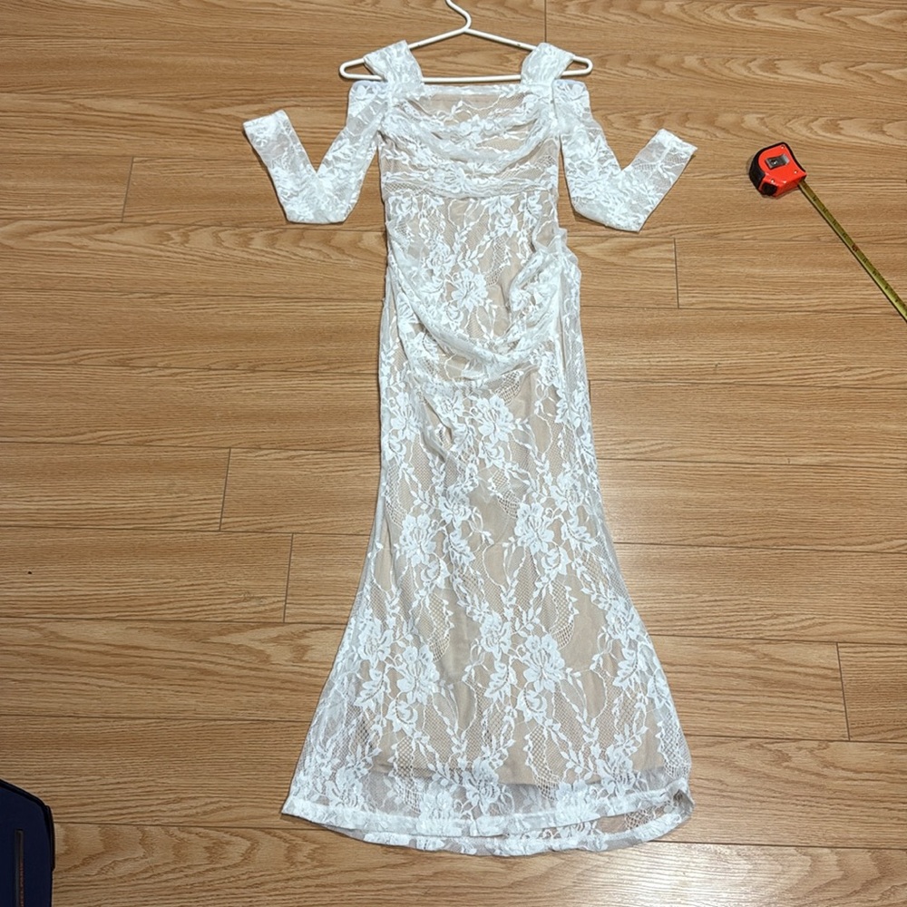 Elegant Lace Overlay party White Dress S
Only worn once